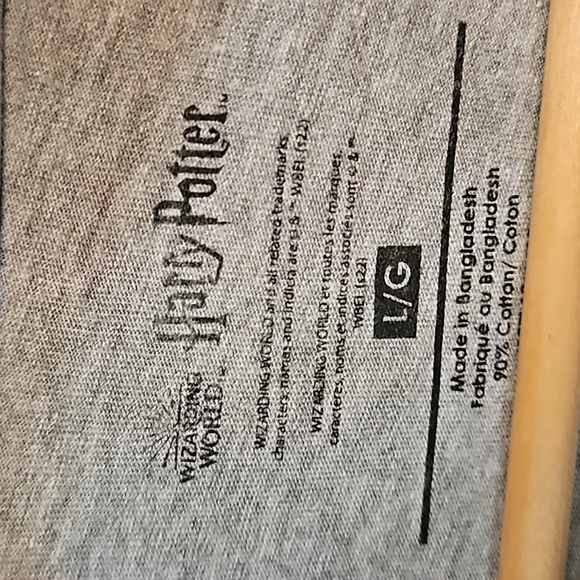 🌟3/$25🌟 Harry Potter Howgwarts Coat Of Arms Tshirt Size L Gray - Picture 3 of 4